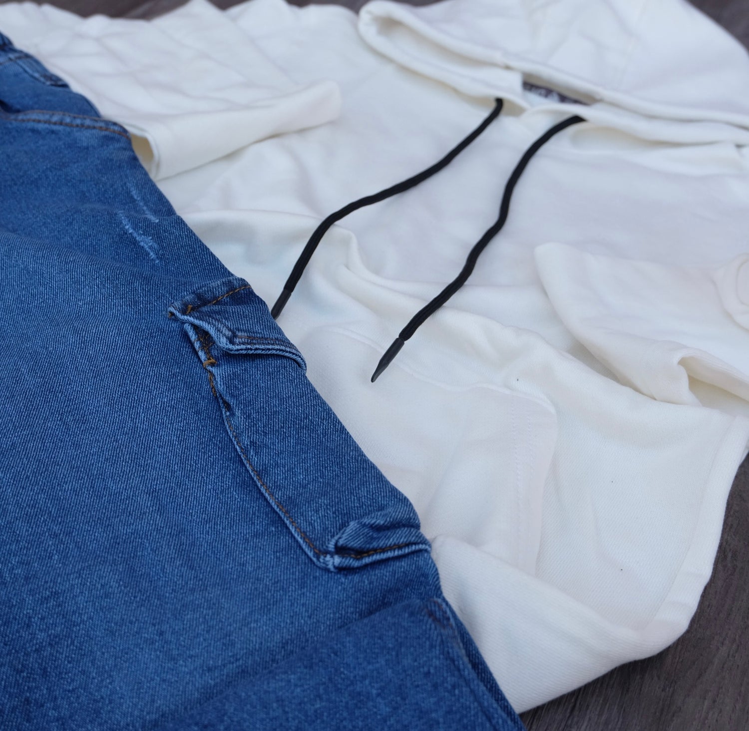 Ensemble Cargo Jeans Délavé Bleu + Capuche Cotton Blanc