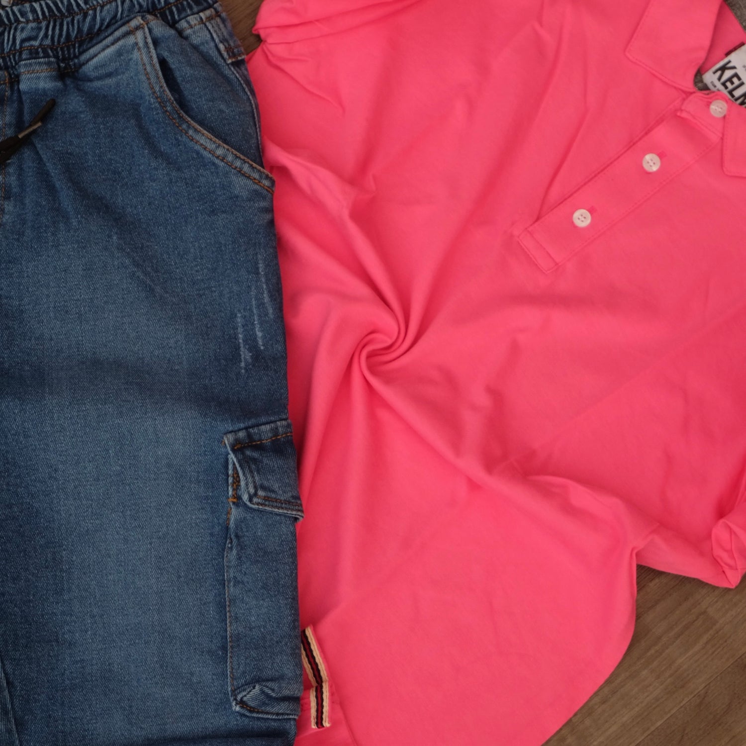 Ensemble Cargo Jeans Délavé Bleu + Polo Rose fushia