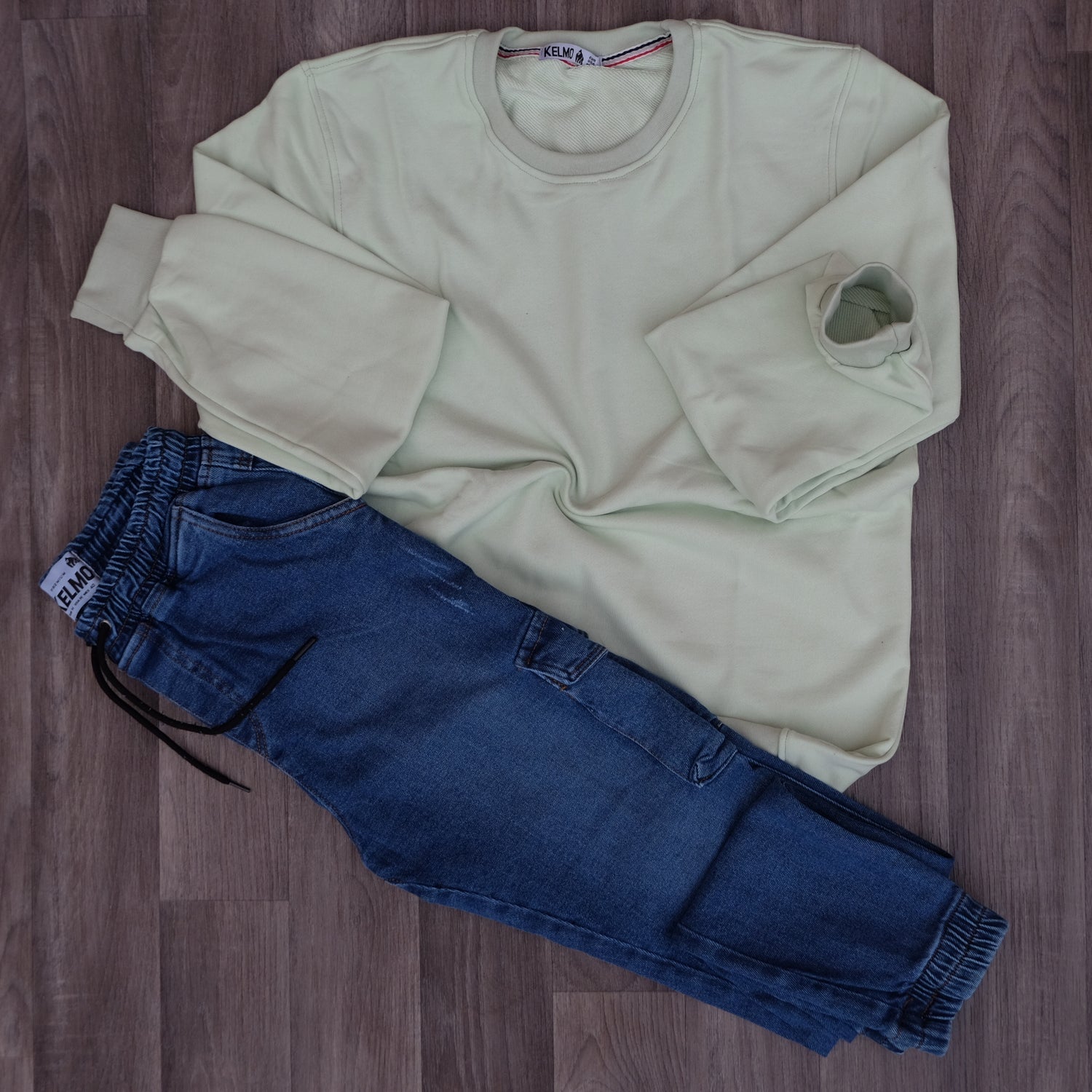 Ensemble Cargo Jeans Délavé Bleu + Sweat Vert Nil