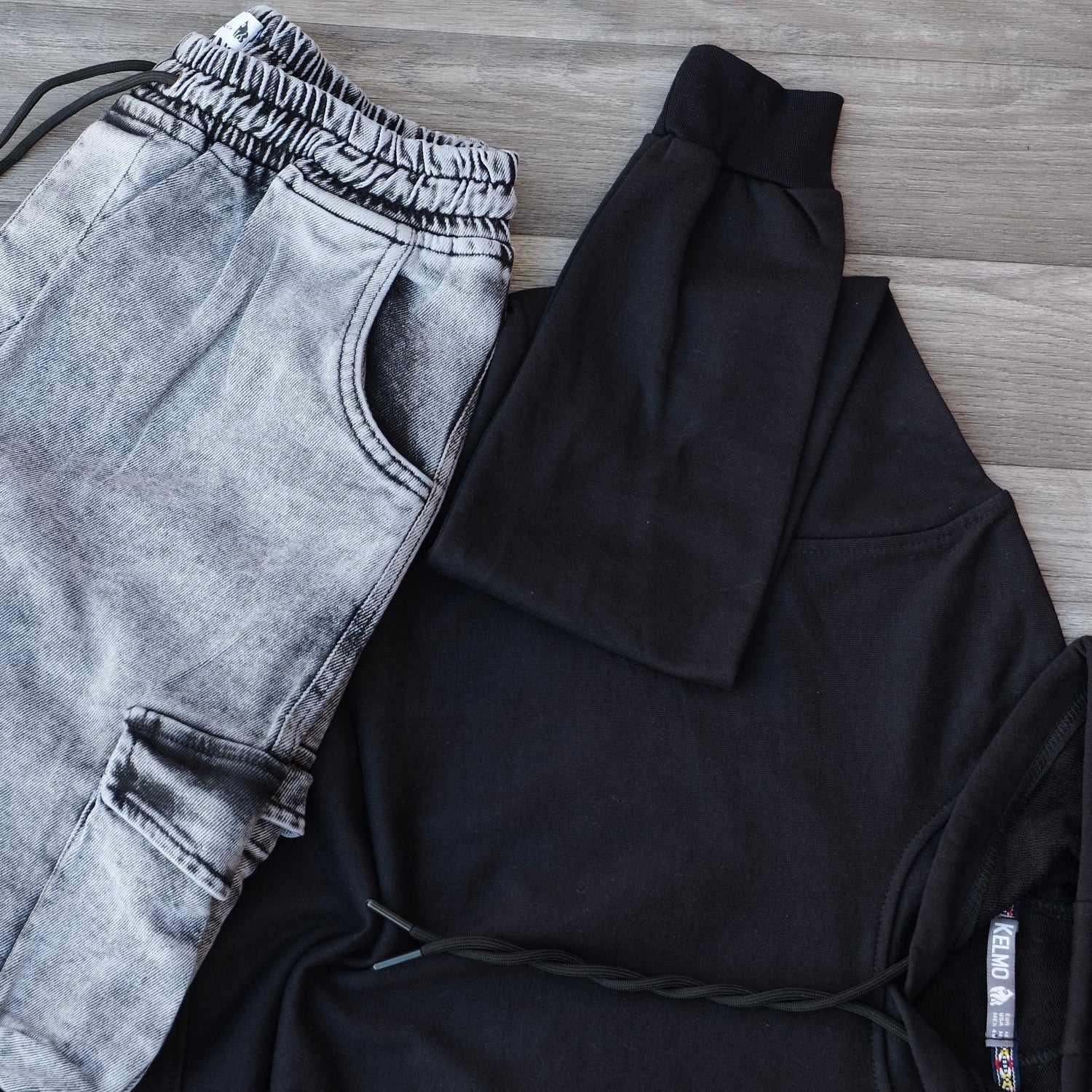 Ensemble Cargo Jeans Délavé Gris + Sweat à Capuche Coton Noir