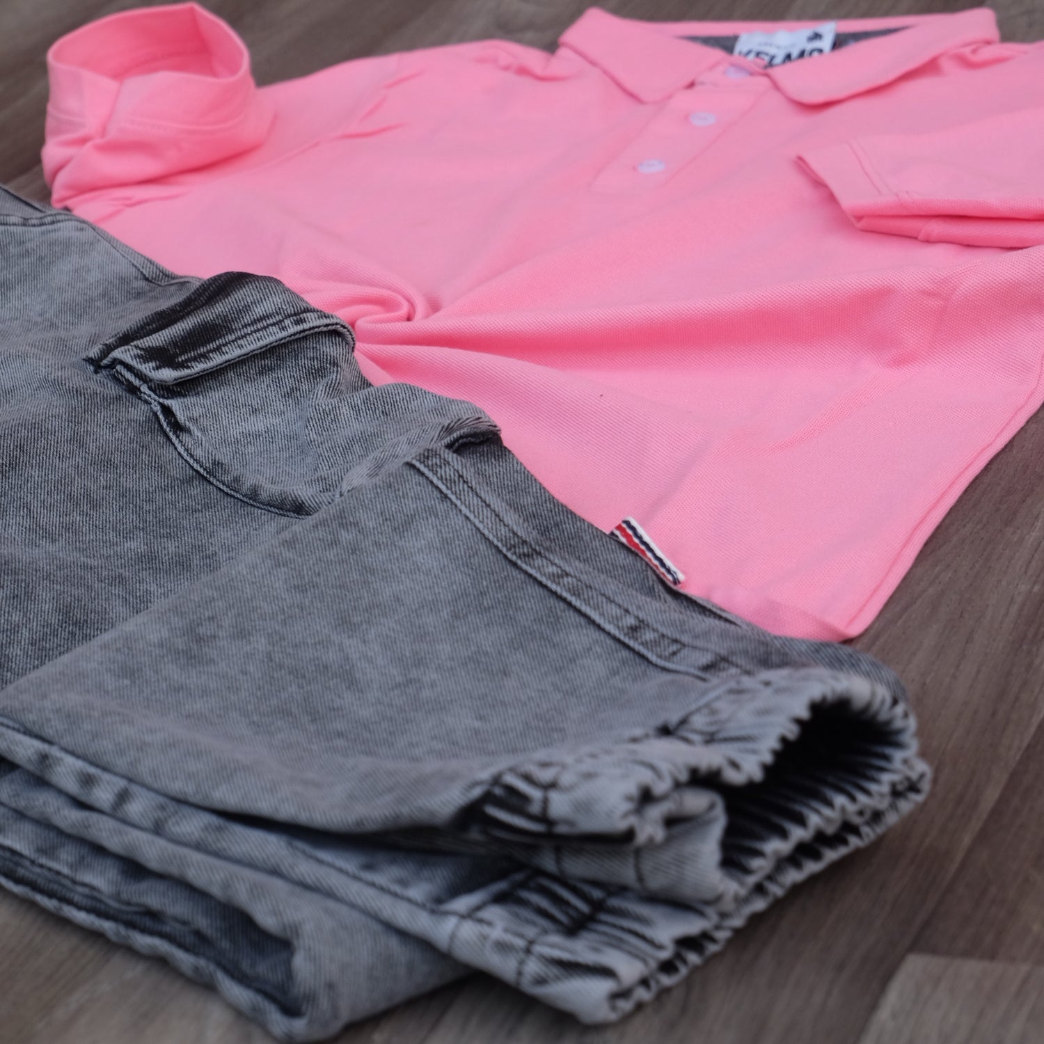 Ensemble Cargo Jeans Délavé Gris + Polo Rose Clair