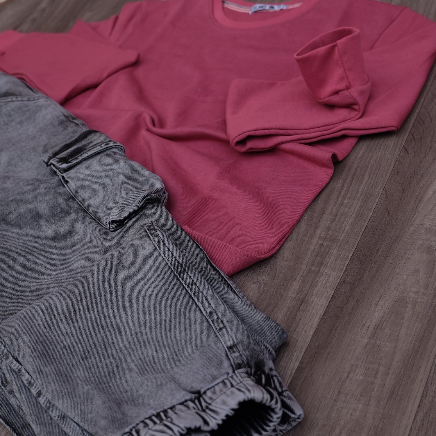 Ensemble Cargo Jeans Délavé Gris + Sweat Grenat Clair