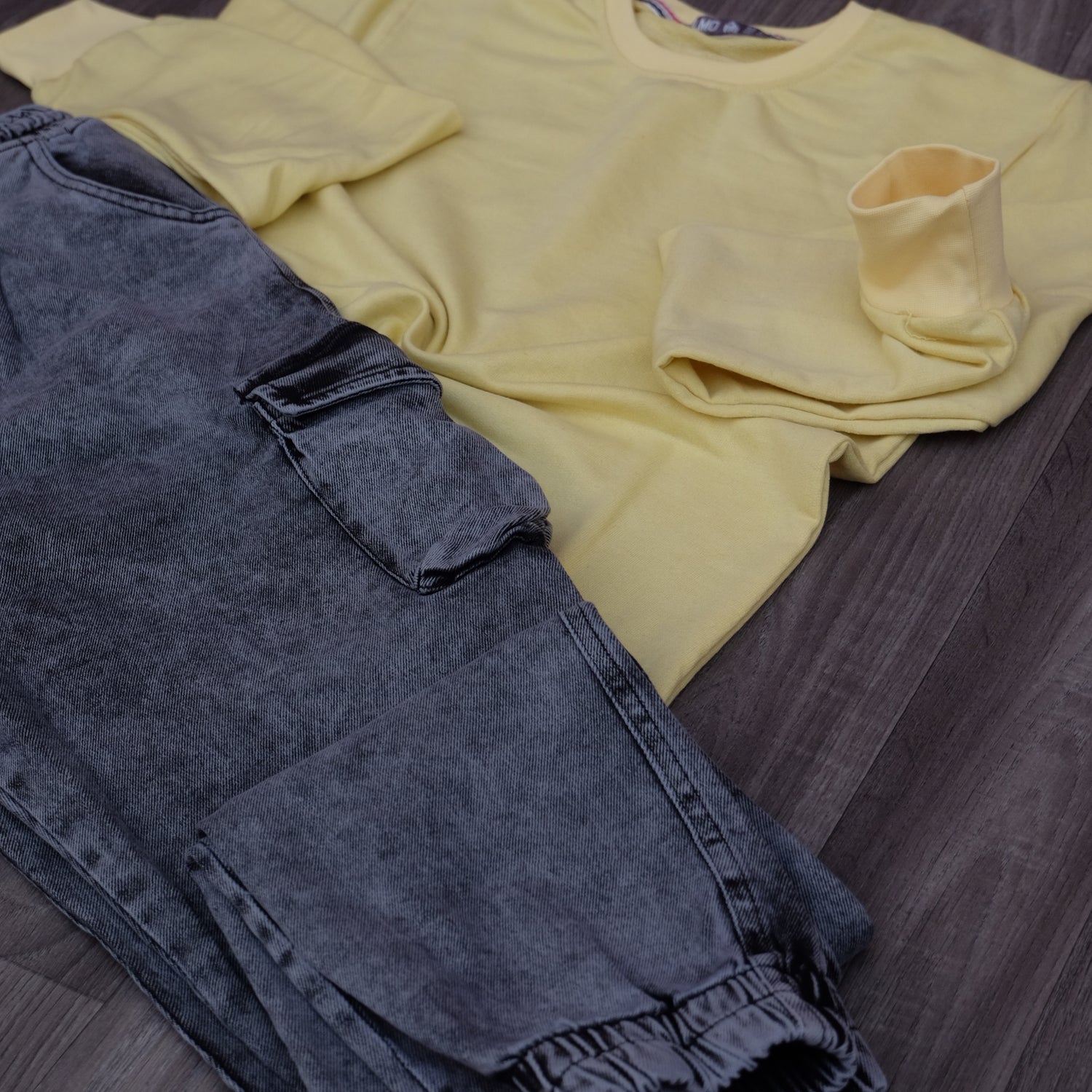 Ensemble Cargo Jeans Délavé Gris + Sweat Jaune Poussin