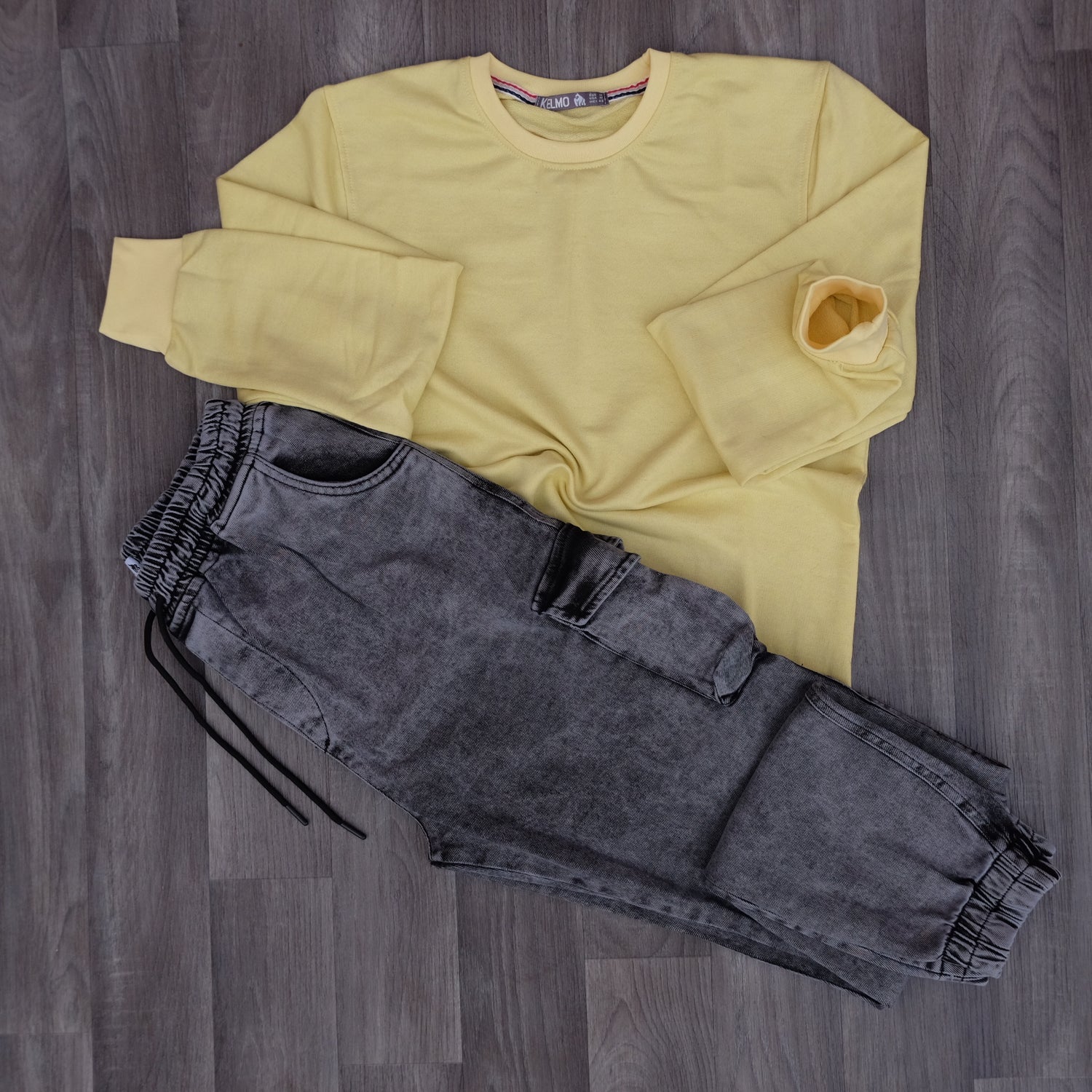 Ensemble Cargo Jeans Délavé Gris + Sweat Jaune Poussin
