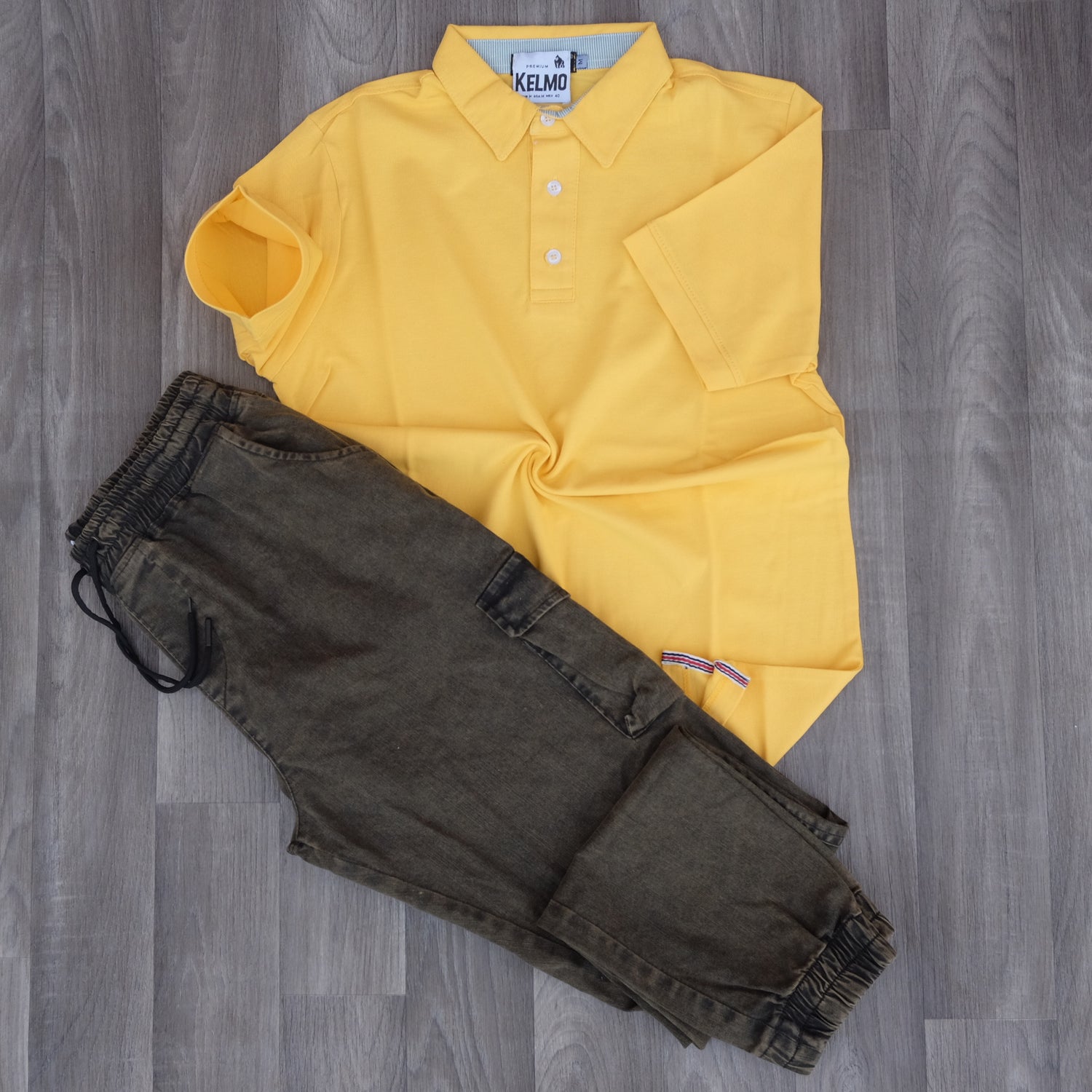 Ensemble Cargo Jeans Délavé Kaki + Polo Jaune