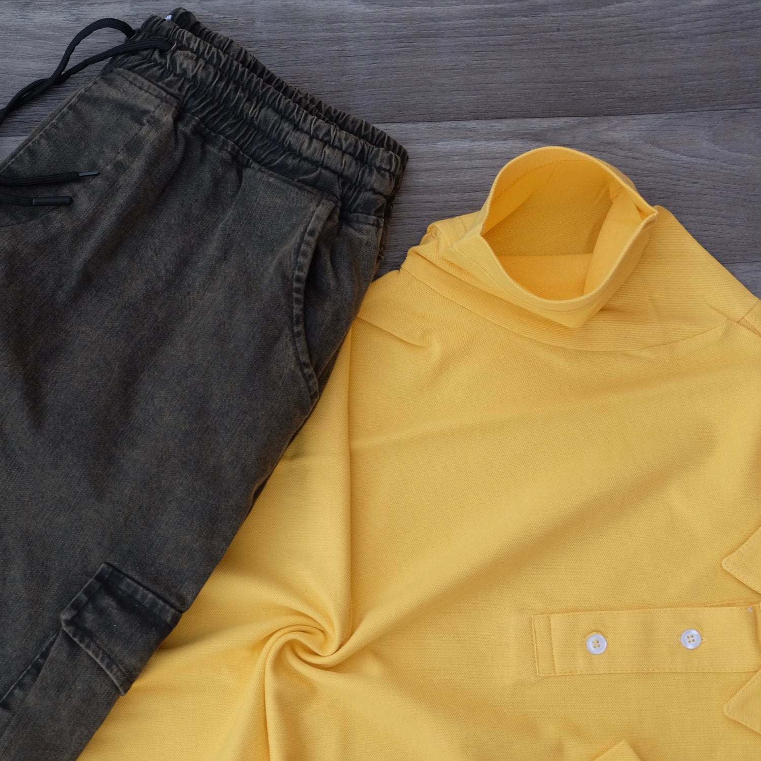 Ensemble Cargo Jeans Délavé Kaki + Polo Jaune
