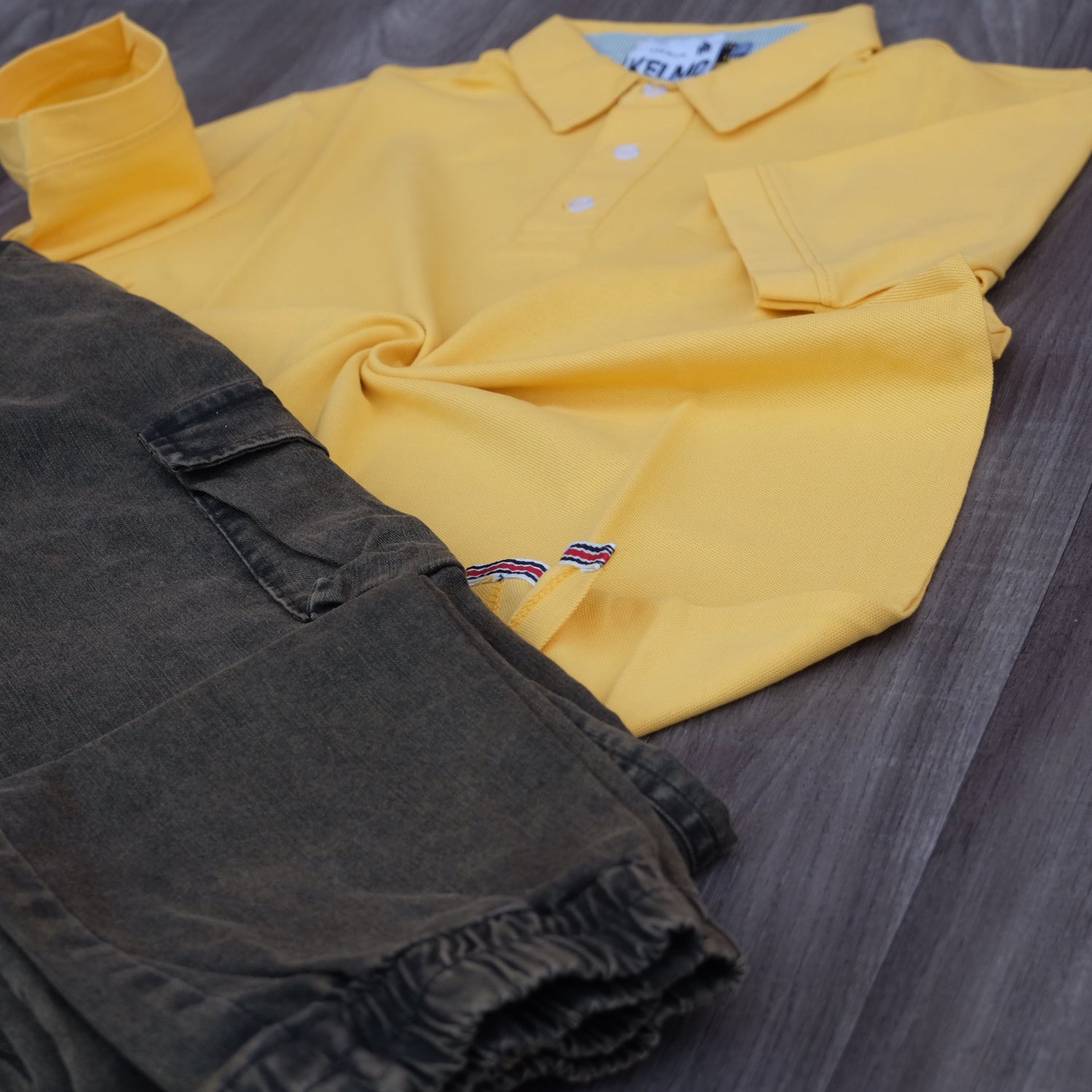 Ensemble Cargo Jeans Délavé Kaki + Polo Jaune